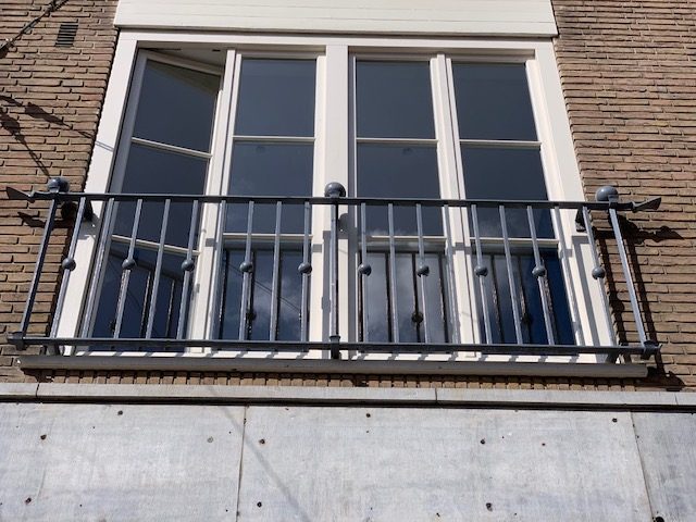Frans balkon — Beethovenstraat, Amsterdam. Balkons en Franse balkons op maat door stalenkozijn.nl.