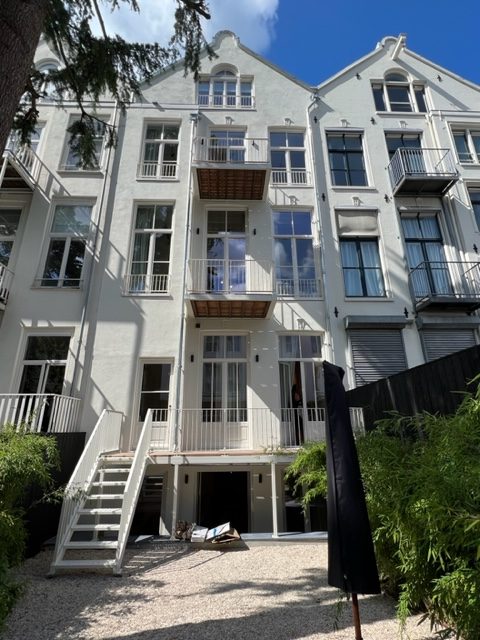 Balkonconstructie — Sarphatistraat, Amsterdam. Balkons en Franse balkons op maat door stalenkozijn.nl.