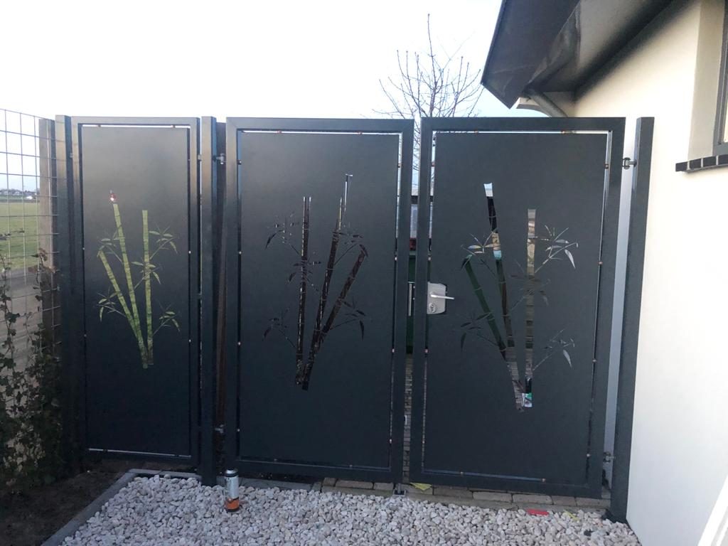 Tuinpoort — Vriezenweg, Noord-Holland. Hekwerken en poorten op maat door stalenkozijn.nl.