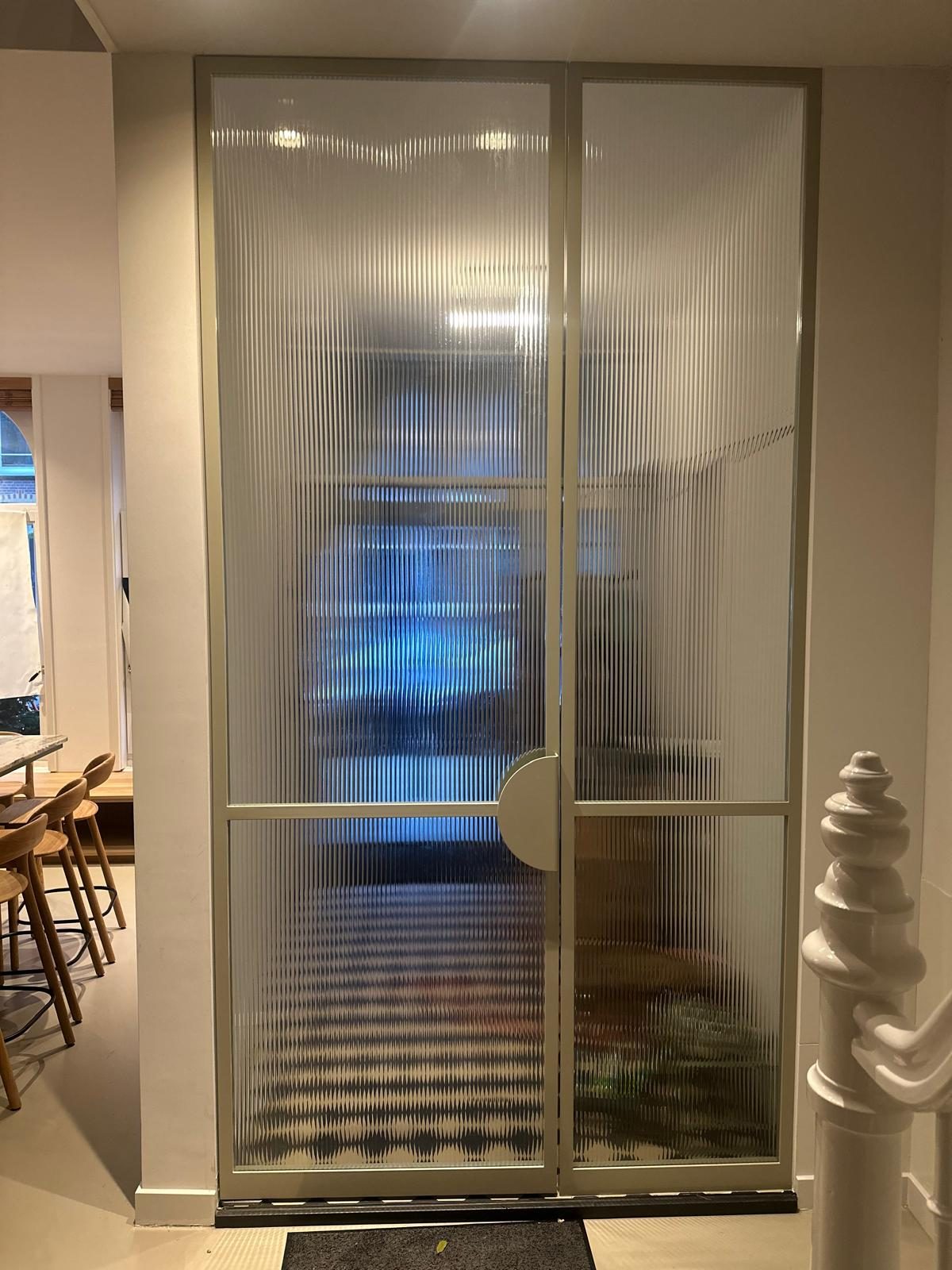 Stalen deur met bovenlicht — 3e Helmersstraat, Amsterdam. Stalen deuren op maat door stalenkozijn.nl.