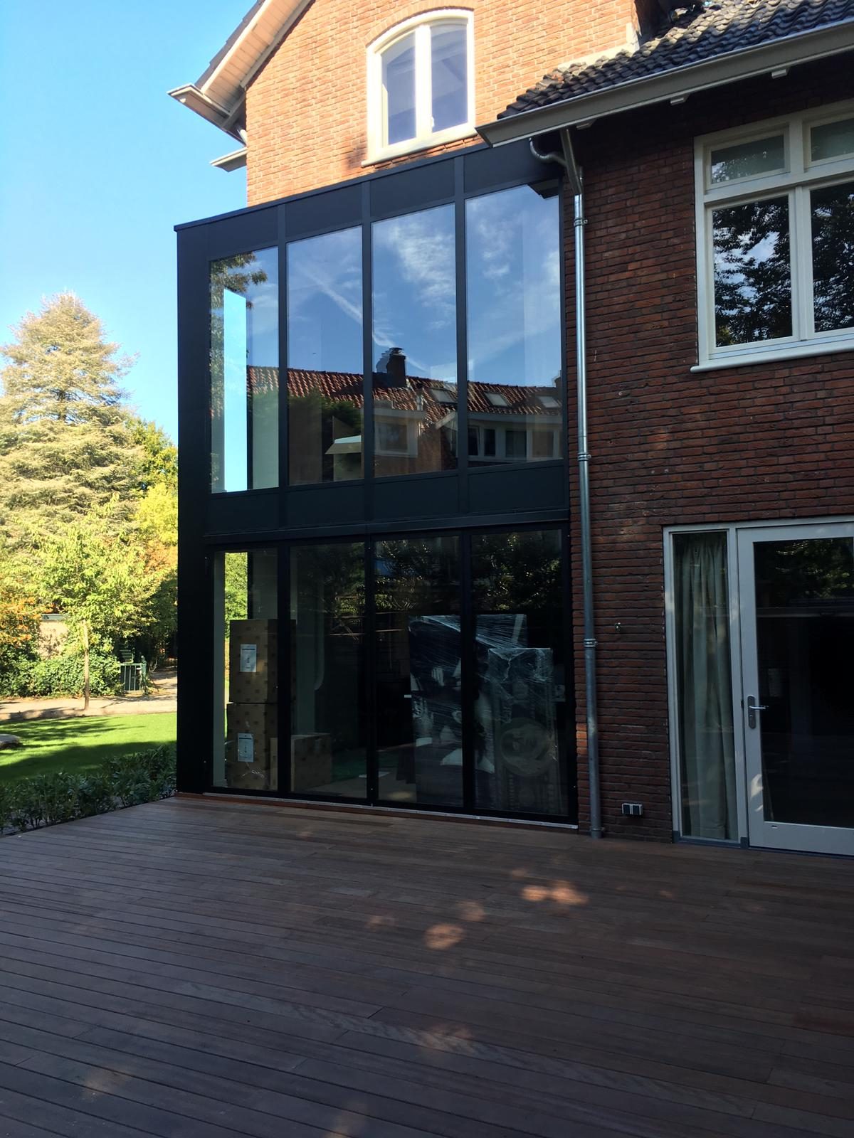 Achtergevelpui — Richard Wagnerstraat, Amsterdam. Stalen buitenkozijnen op maat door stalenkozijn.nl.